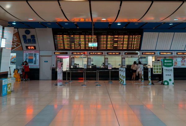 Où trouver les meilleurs spots pour le parapente au-dessus du lac de Côme en Italie : saisons et équipements ?